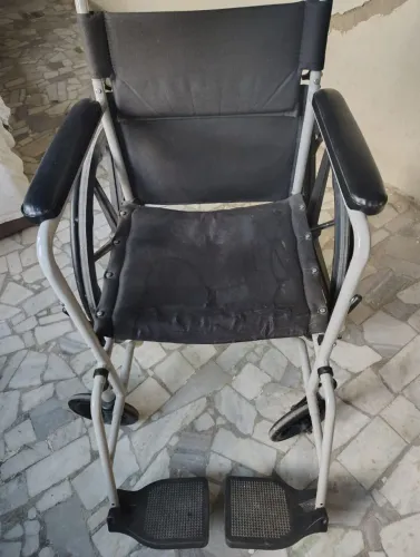 Cadeira de rodas em perfeito estado.