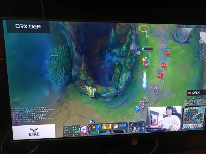 Monitor Gamer 240hz Full HD com braço articulado