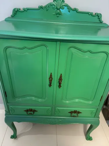 Bar antigo estilo Luís XV, laqueado na cor verde, madeira maciça 