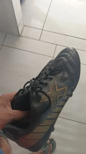 Vende-se chuteira costurada, tamanho 42-43 em bom estado
