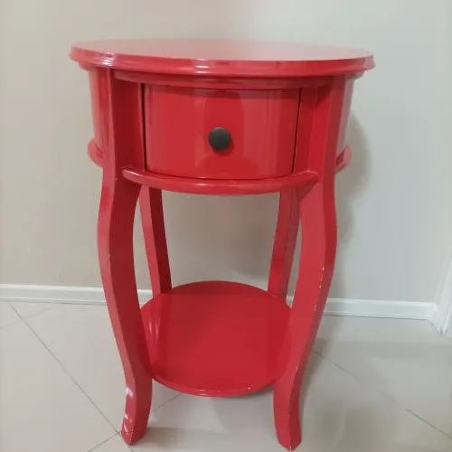 Desapegando mesa lateral com gaveta R$ 250,00 e abajur R$ 50,00.Retirar no local.