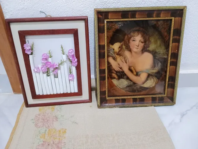 Dois quadros decorativos.