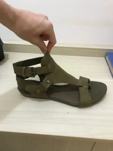 Sandália gladiador Arezzo, em couro verde musgo, n. 39