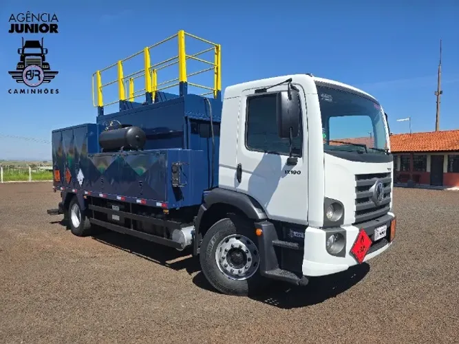 VW 17190 ano 2023 toco comboio lubrificante melosa 6.000l 100% revisado