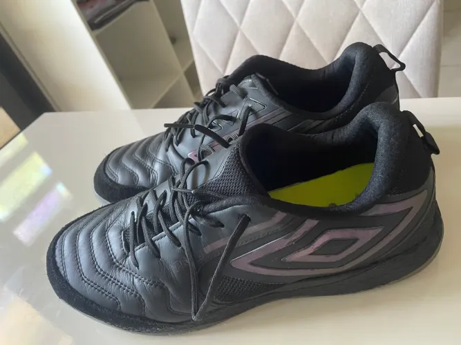 Chuteira de futsal, Marca Umbro original pouquíssimo usada, tamanho 44