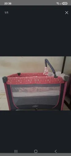 Berço portátil feminino, completo com colchão, trocado e mostiqueiro