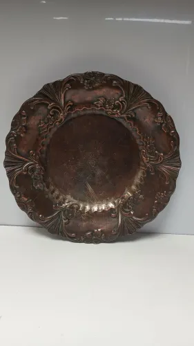ANTIGO PRATO EM METAL COM DESENHOS EM ALTO-RELEVO 30 cm de diâmetro 