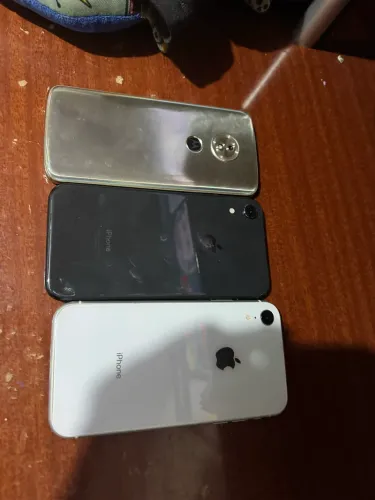 2 iPhone XR E MOTOROLA G6 play