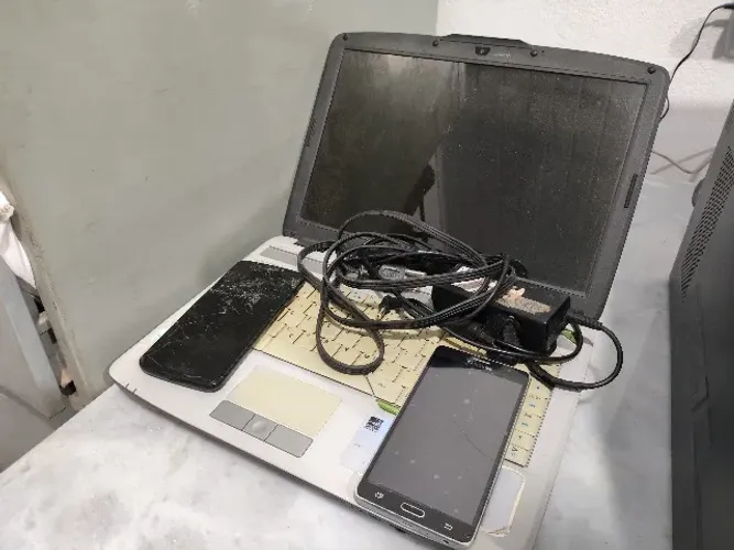 Notebook e 2 celulares para Retirada de Peças