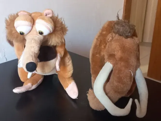 IMPERDÍVEL Duas Pelúcias Era do Gelo Scrat e Mamute Diego
