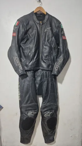 Roupa de piloto de moto esportiva