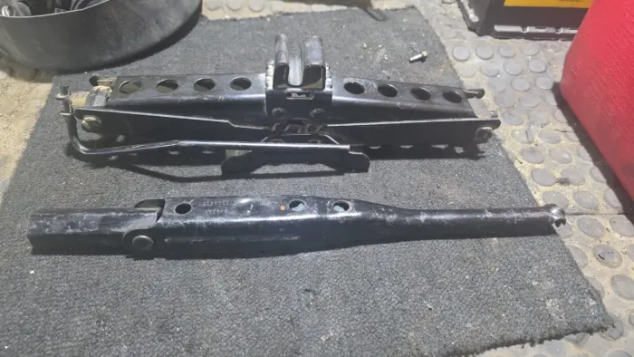 Kit macaco e chave de roda VOLVO C30 T5 2008 2009 original 