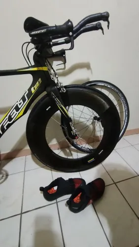 Vende se Rodas Zipp em fibra de carbono perfil 1080.