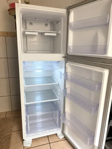 Geladeira Eletrolux(com frete) R$ 1.400