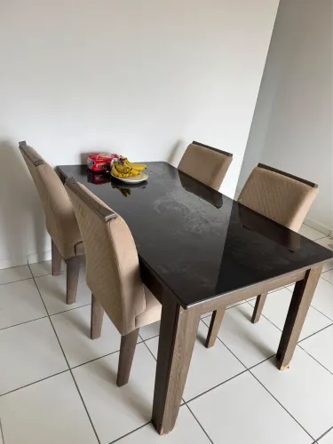 Mesa de jantar + 4 cadeiras 
