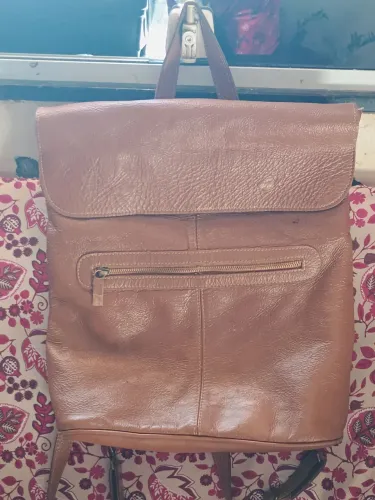 MOCHILA EM COURO LEGÍTIMO USADA 