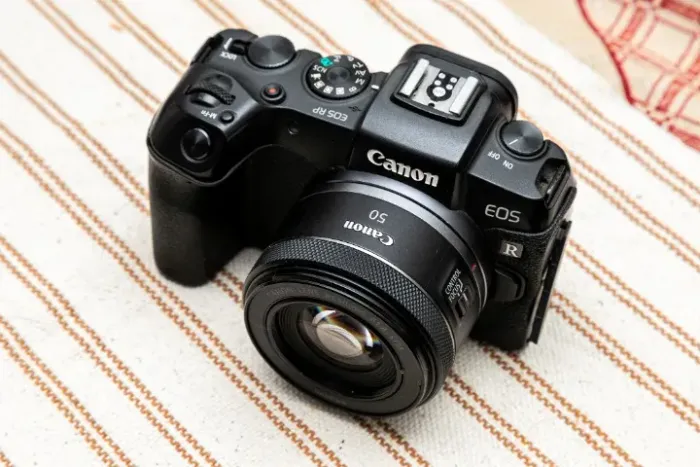 Canon EOS RP Mirrorless Camera + Lente Canon RF 50mm f/1.8 STM
