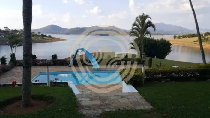 Venda de Sítio Exclusivo em Piracaia-SP: 30.000m² - Pé na água!