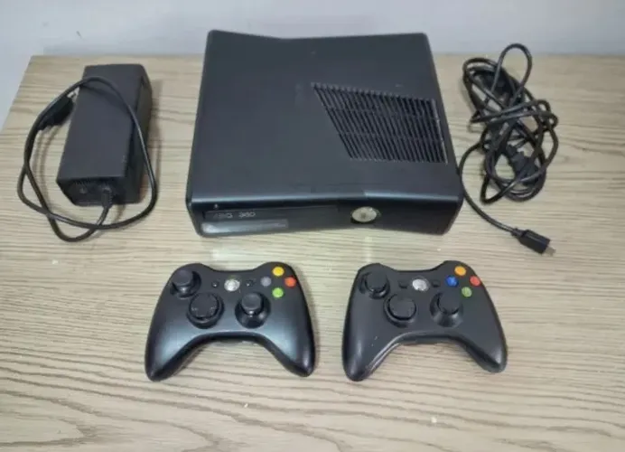 XBOX 360 + dois controles s/fio + HD250 interno
