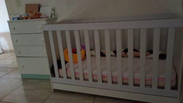 Berço e cômoda semi novos, pouco tempo de uso