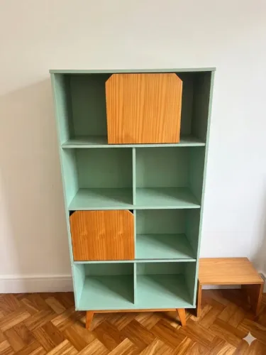 estante com portas deslizantes