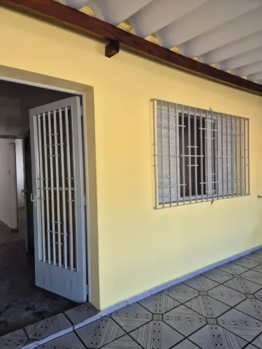Sobrado para aluguel possui 130 metros quadrados com 3 quartos em Jardim Alvorada - Santo
