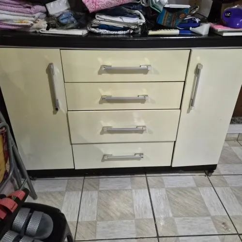 Cômoda com gavetas R$ 200