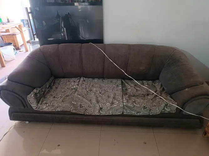 Sofá 3 lugares estrutura boa