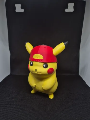 Boneco Colecionável Pikachu de Boné