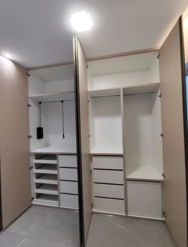 Roupeiro Com Portas Articuladas