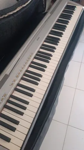 Piano digital Yamaha P85 usado