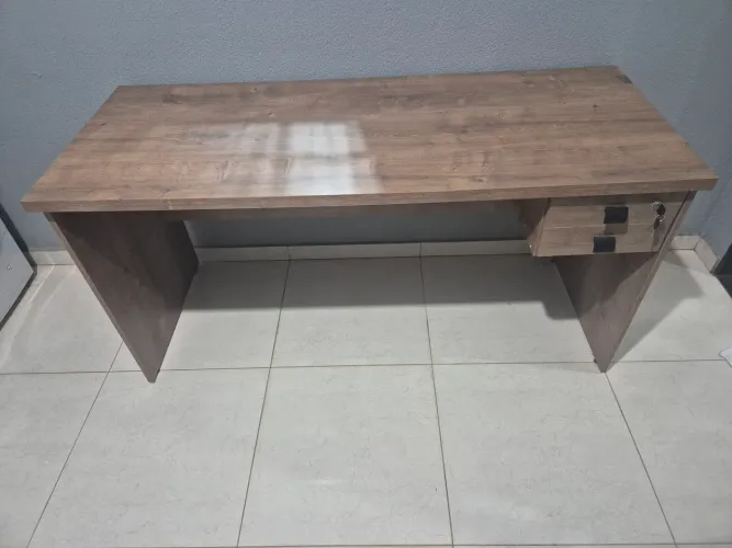 Mesa de Escritório 1,50m x 0,60m Cor Avelã com 2 Gavetas e Chave