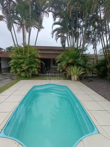 CASA COM PISCINA E ÁREA GOURMET À VENDA EM GUAPIMIRIM R$ 560 MIL!