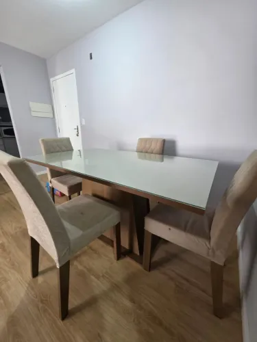 MESA COM TAMPO DE VIDRO COM 4 CADEIRAS