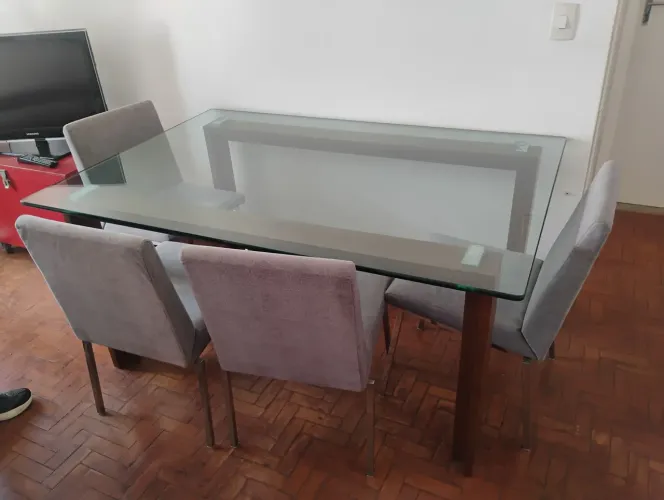 Mesa de jantar com quatro cadeiras estofadss