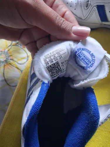 Tênis infantil adidas original muito conservado.  