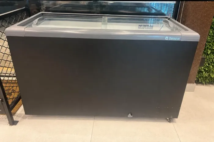 Freezer plano com vidro gelopar