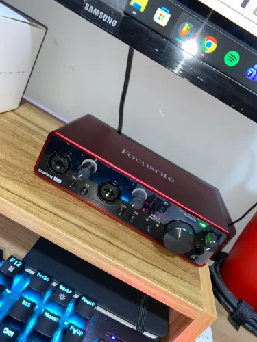 Focusrite Scarlett 2i2 3ª Geração - Interface de Áudio
