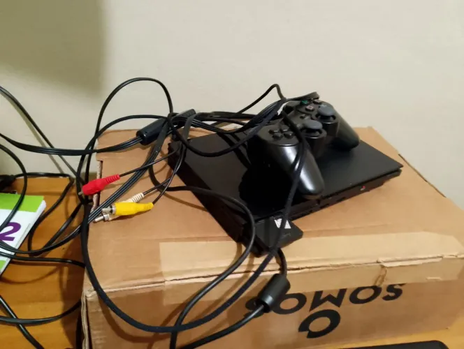 PS2 em ótimo estado, com cabos, 1 memory card e 1 controle.