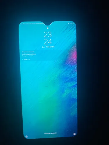 Celular A10, com pequenos trincos na tela e botão de som quebrado