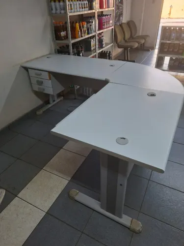 Mesa de escritório em L com gavetas e suporte para teclado