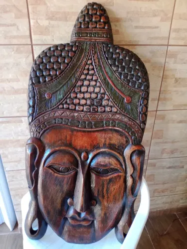 Título: Máscara de Buda em Madeira Entalhada