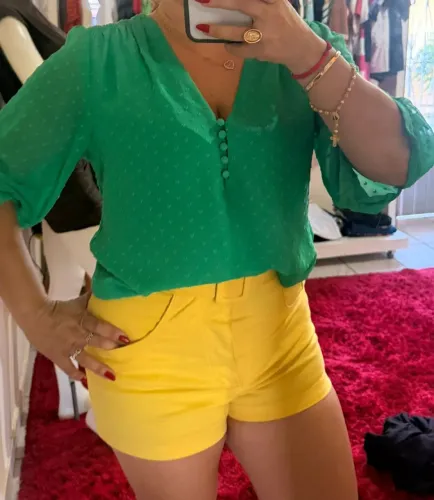 Conjunto Blusa Verde e Short Jeans Amarela.