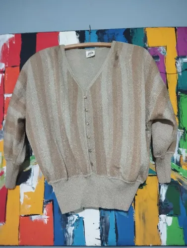 Blusa em linha dourada , com ombreiras. Botões perolados super retro
