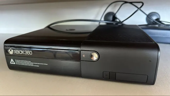 Xbox 360 Super Slim - Estado de Conservação Impecável!