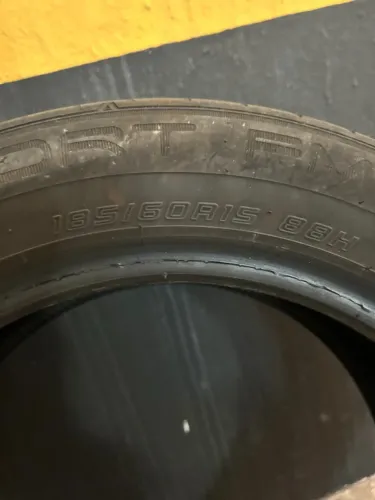 Pneu Dunlop 185/60R15 - bom estado - uma unidade - bom para estepe