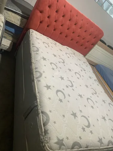 CAMA DE CASAL COM CABECEIRA VERMELHA 