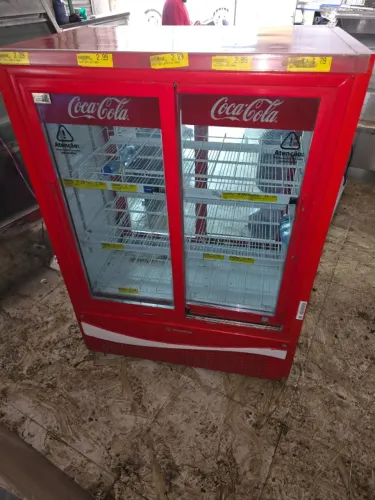 Expositor de frios Coca cola usado. Valor: 2.650,00 reais.