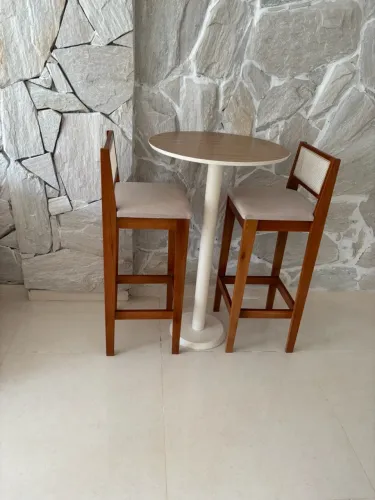 Mesa redonda cadeira banqueta madeira linha e palhinha