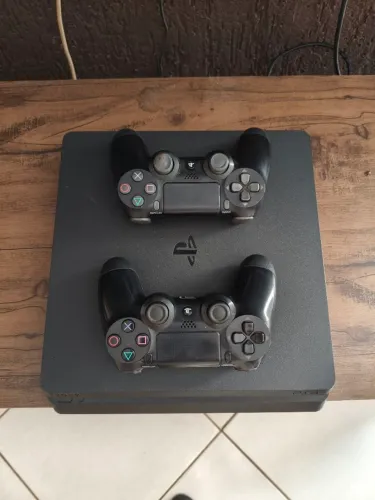 PS4 ESLIM COM DOIS CONTROLES